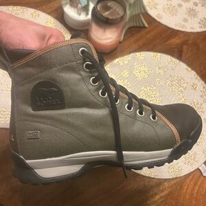 Like New Sorel Olive and Dark Brown Lace-Up Boot (size 11)